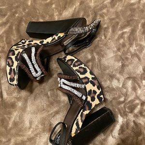 Gold and white sequins sandal with leopard print